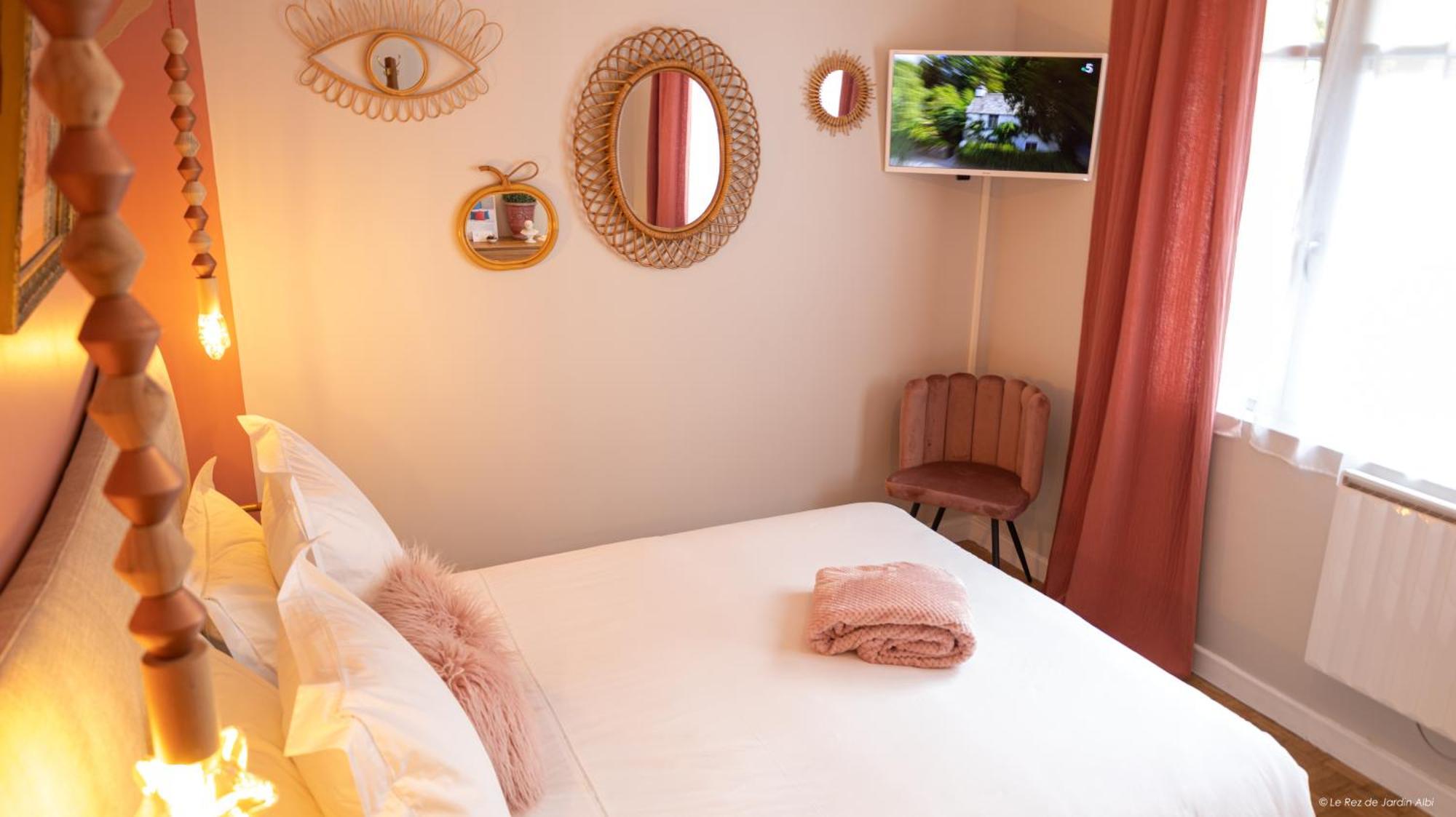 Le Rez De Jardin Albi Hotel Room photo